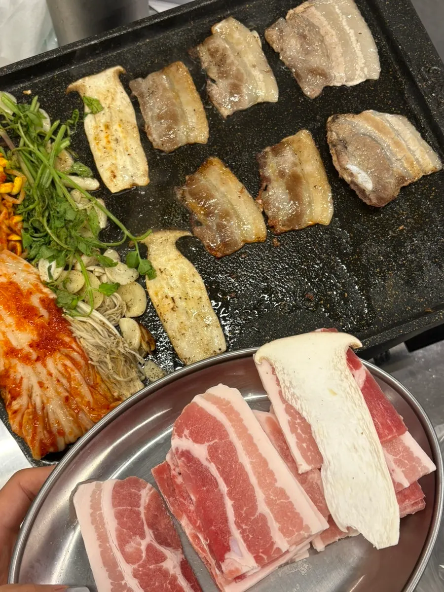 노릇하게 익어가는 냉동삼겹살