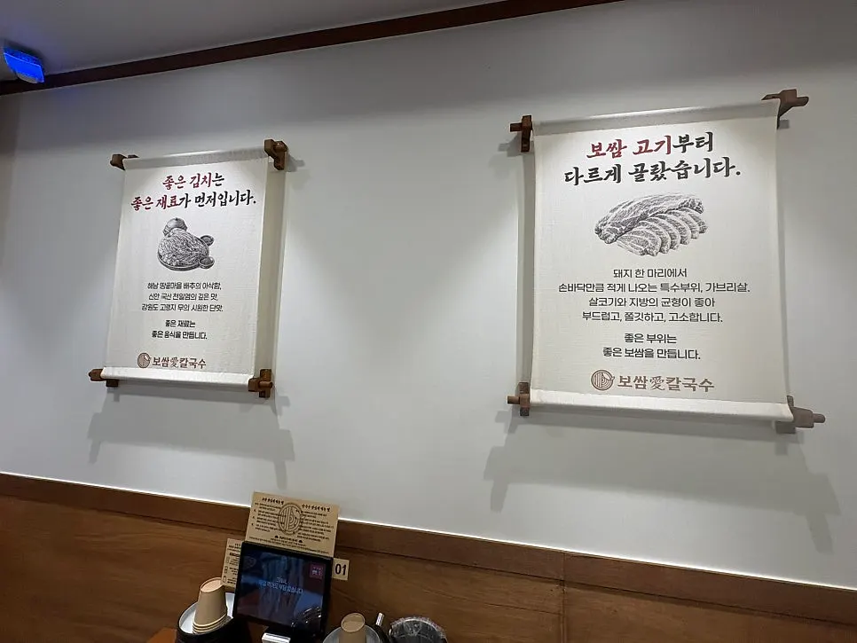 테이블 간격이 넓은 매장 내부