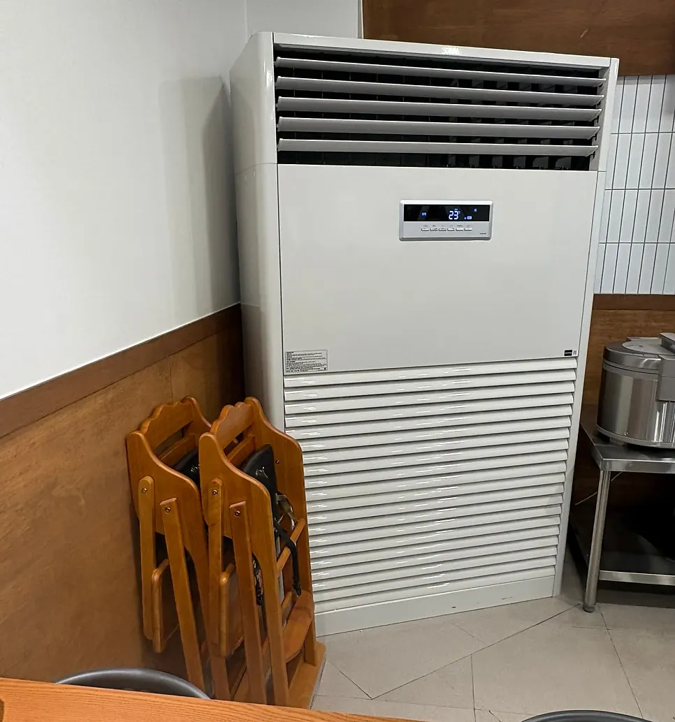김치와 보쌈 고기 설명이 붙은 벽면