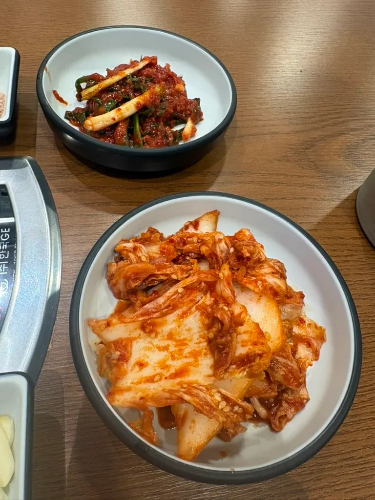 서비스로 나온 칼국수와 기본찬 한상