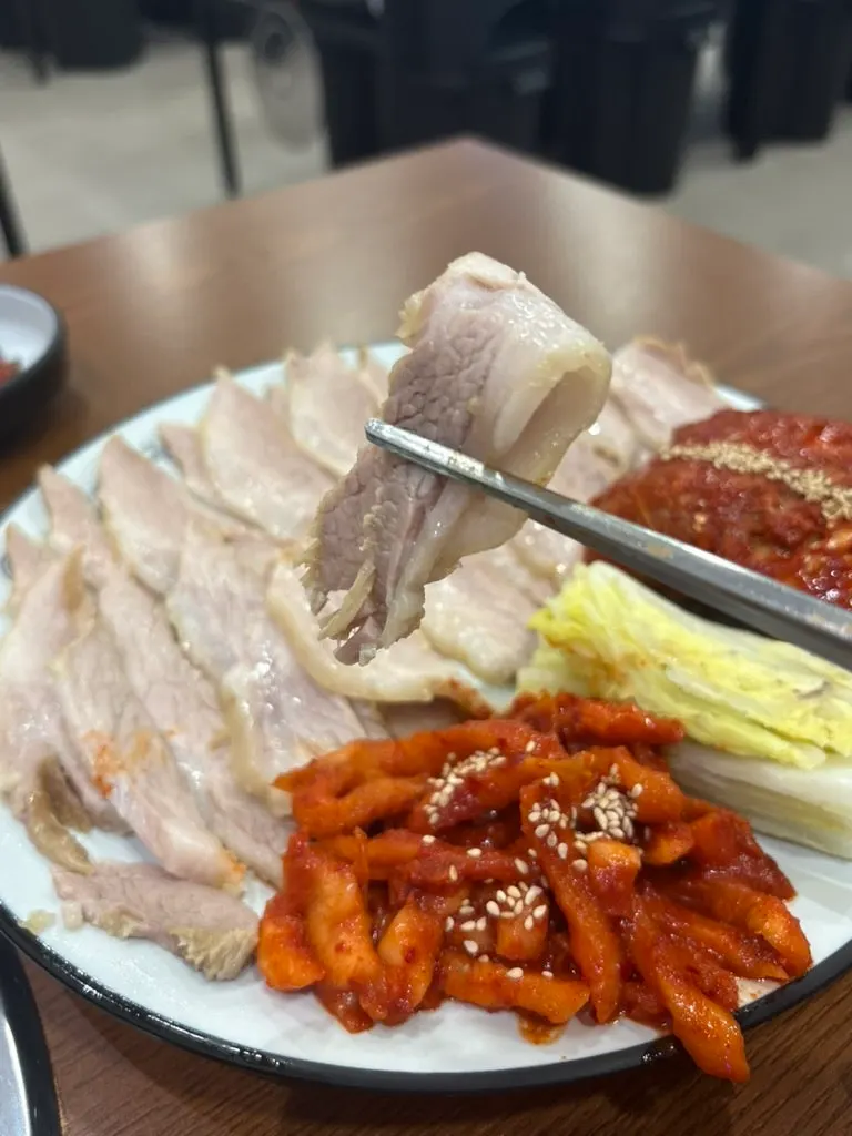 마블링이 보이는 가브리살 수육