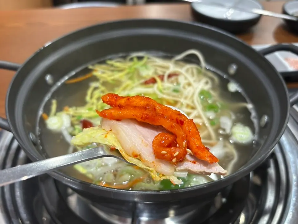 새우젓 올린 가브리살 보쌈 한 점