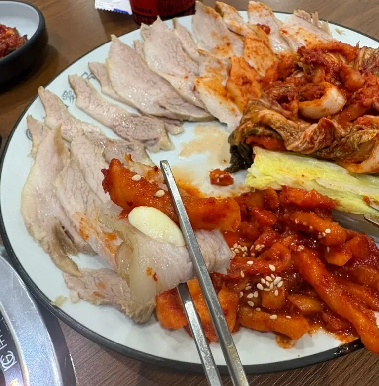 무김치를 곁들인 보쌈 쌈
