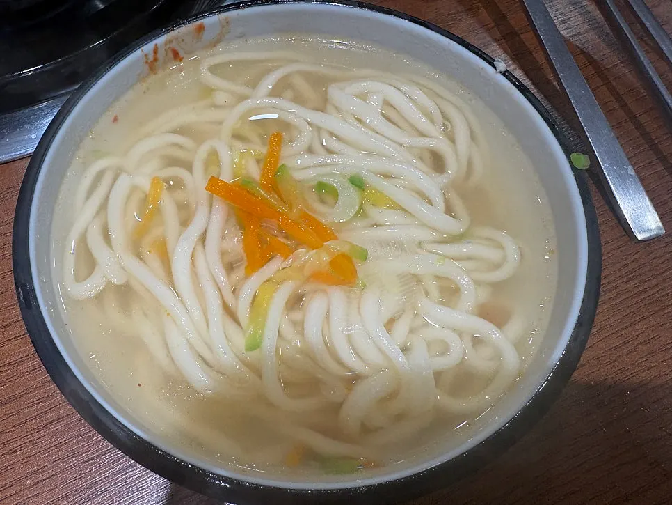 전골냄비에 끓이는 해물칼국수