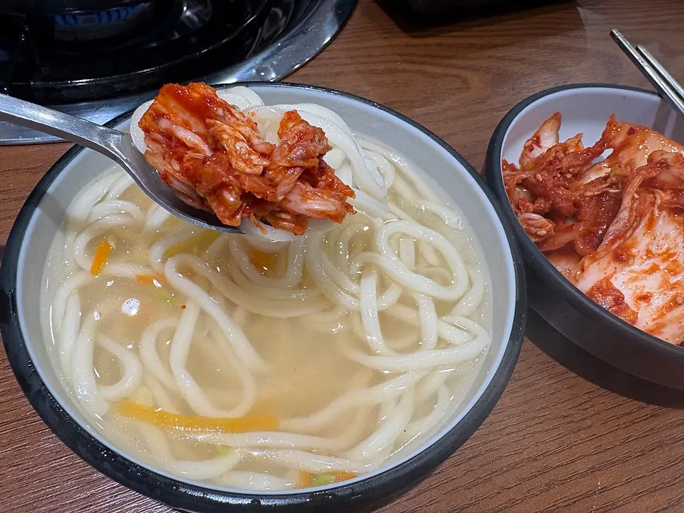 건져 담은 해물칼국수 면과 국물