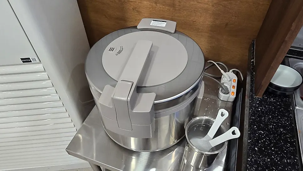 Self-service bar for side dishes