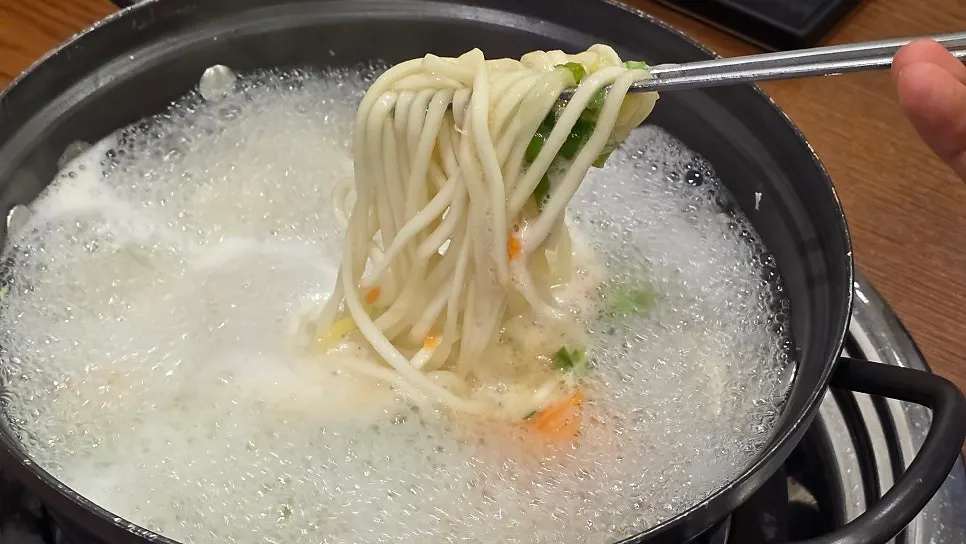 Kalguksu cooking at the table