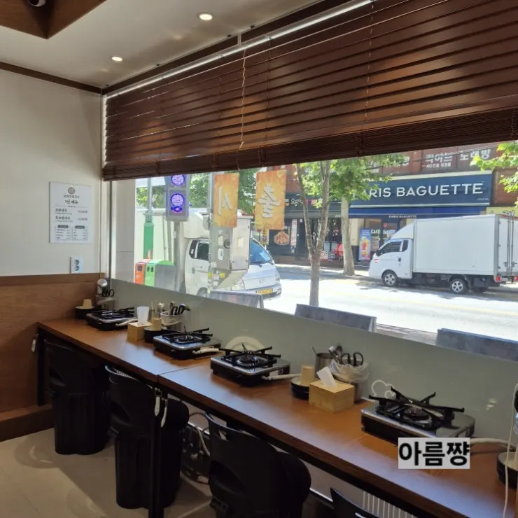 깔끔한 매장 내부 4인 테이블