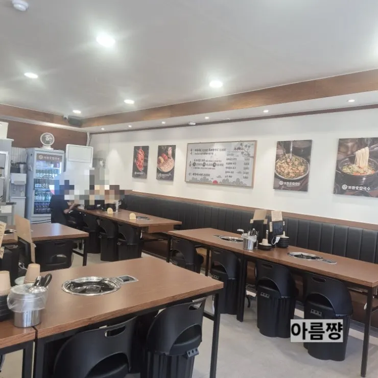 여유로운 좌석 배치의 홀 전경