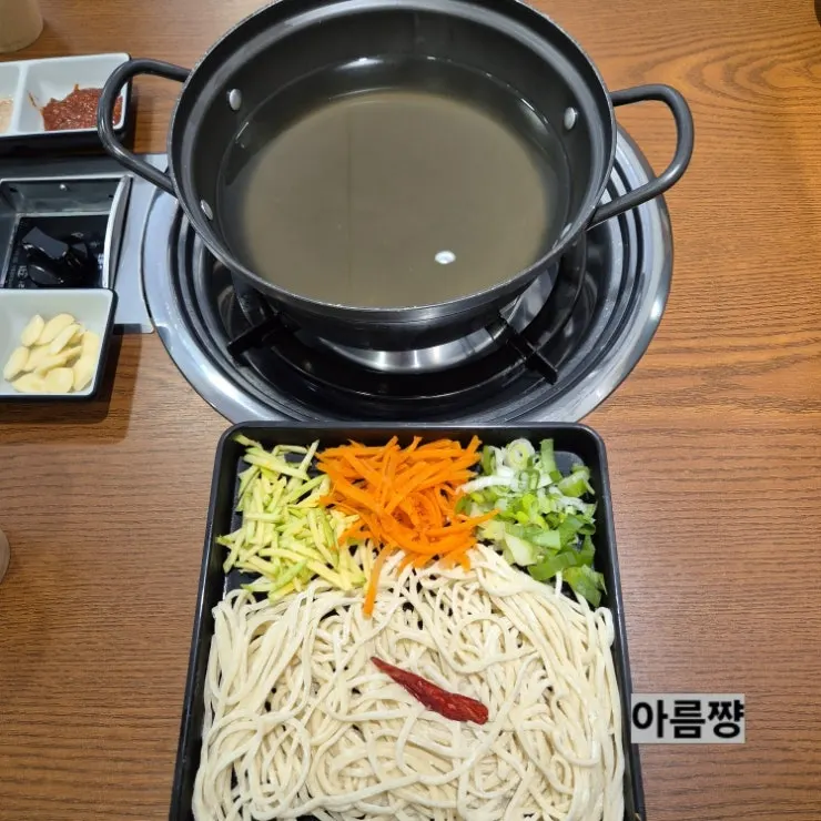 서비스로 나온 칼국수 면과 야채