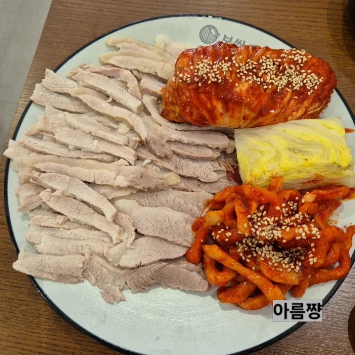 멸치육수에 끓인 칼국수