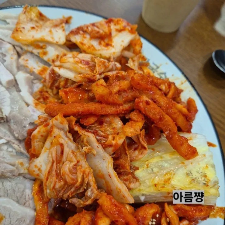 그릇에 담은 칼국수 한 그릇