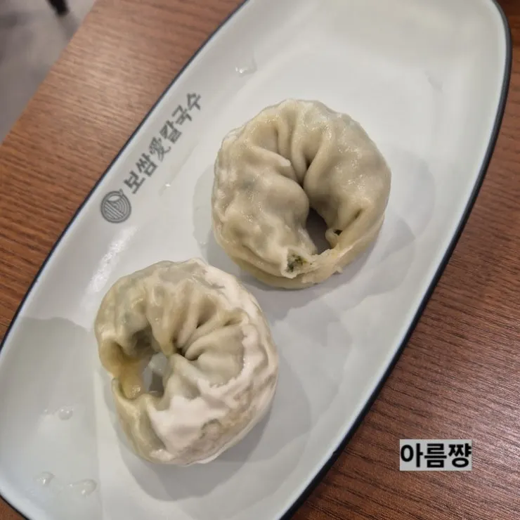 배추쌈에 보쌈과 무김치 올린 모습