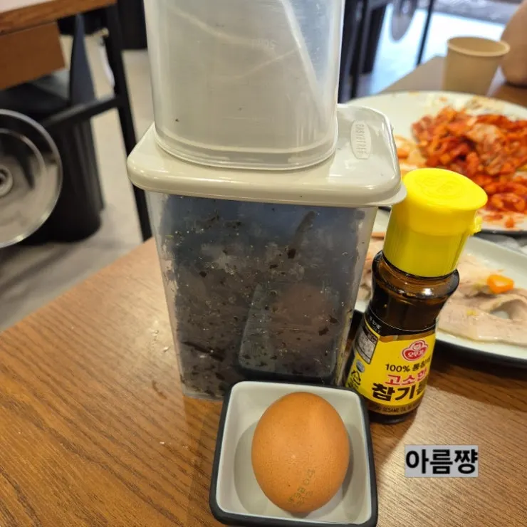 육수에 데친 보쌈 한 점