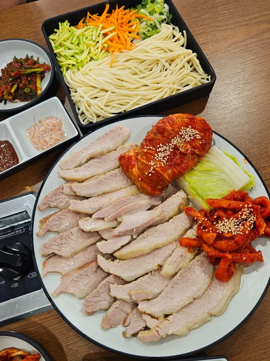 호박 당근 파와 베트남 고추가 올라간 칼국수 육수 냄비