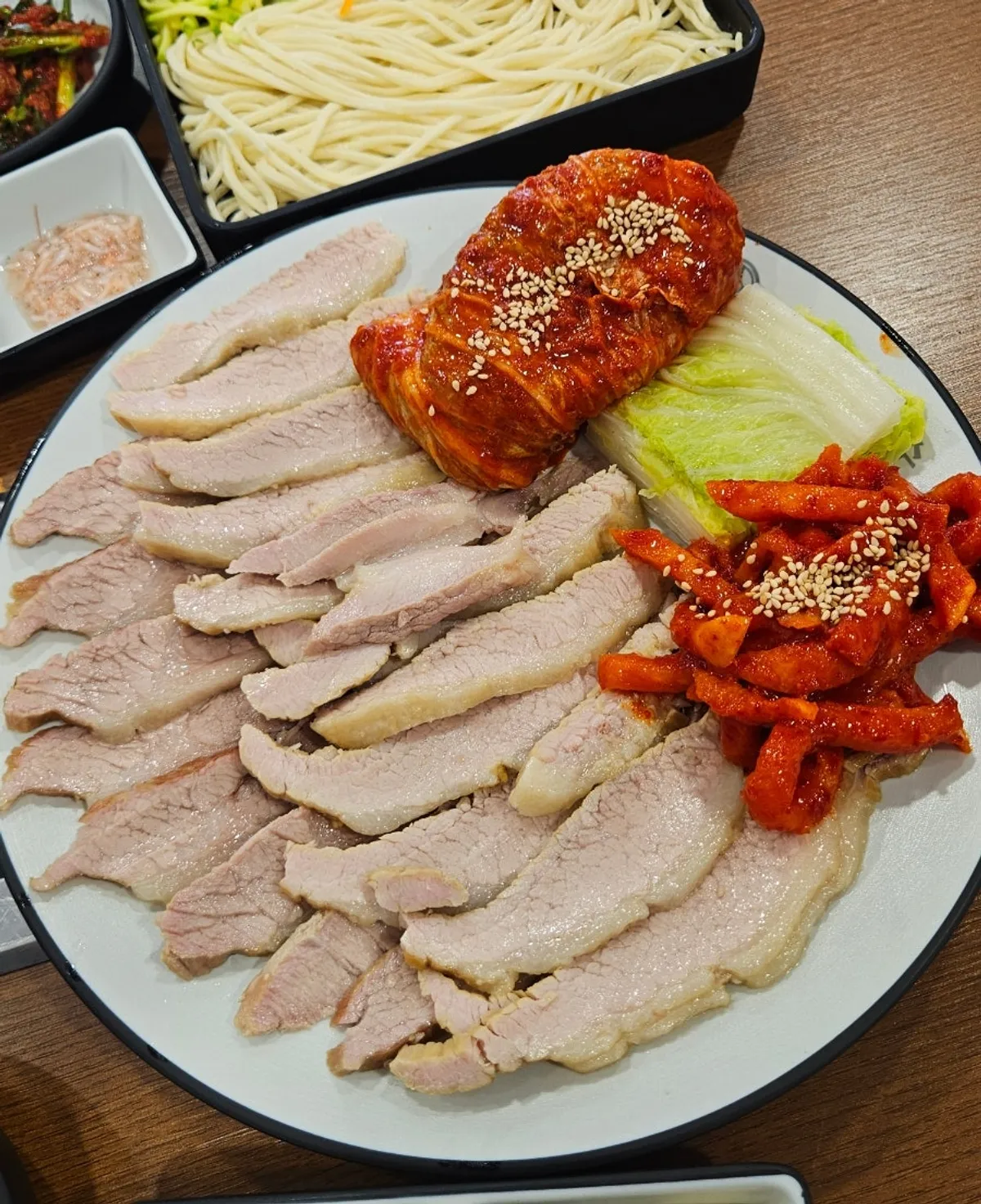 끓기 시작한 칼국수 육수와 면 세팅