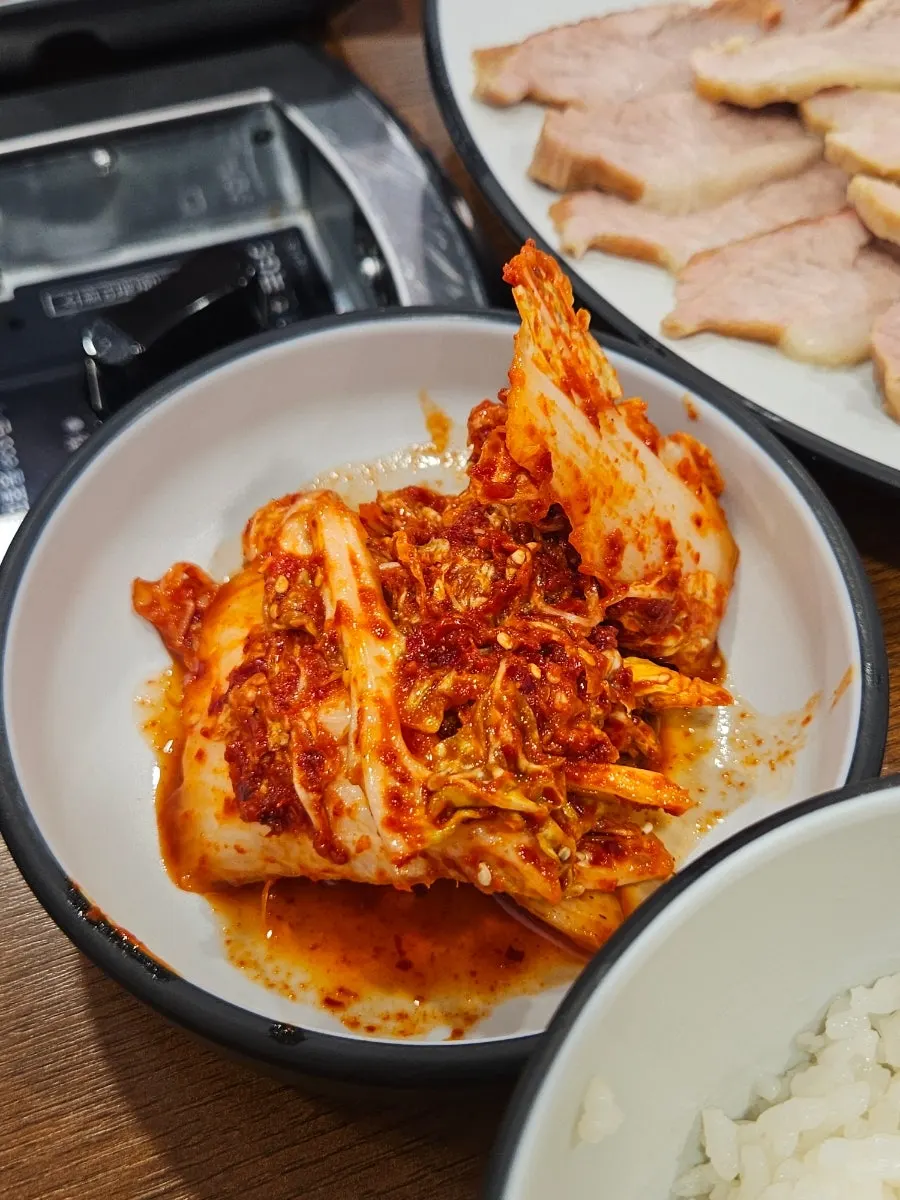 칼국수 육수에 살짝 담가 데우는 가브리살 보쌈
