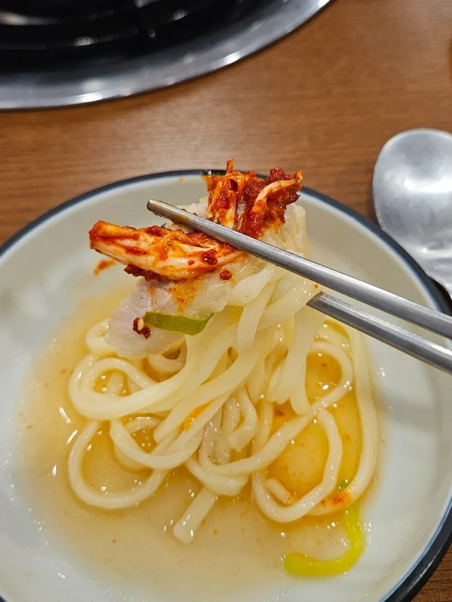 면이 익어가는 칼국수 냄비