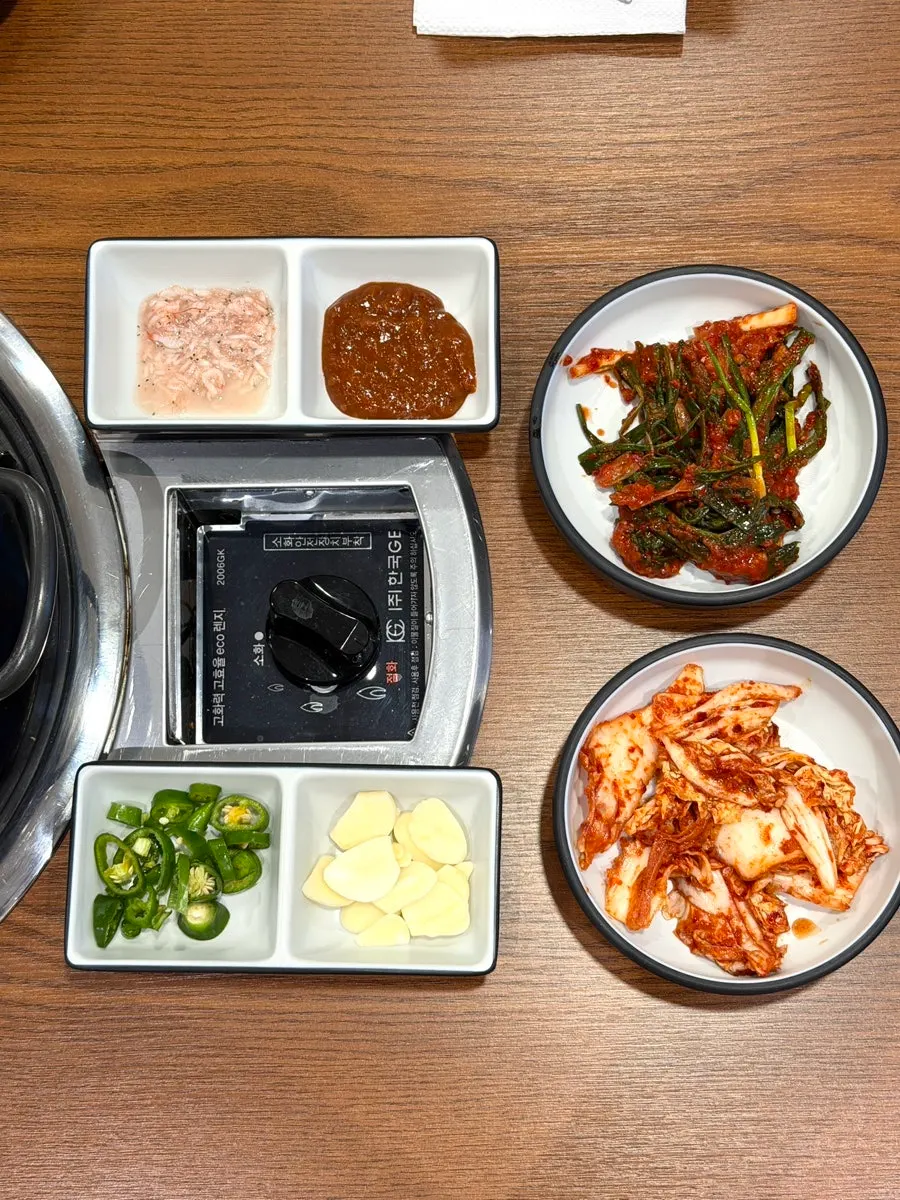 겉절이와 파김치 등 밑반찬 상차림
