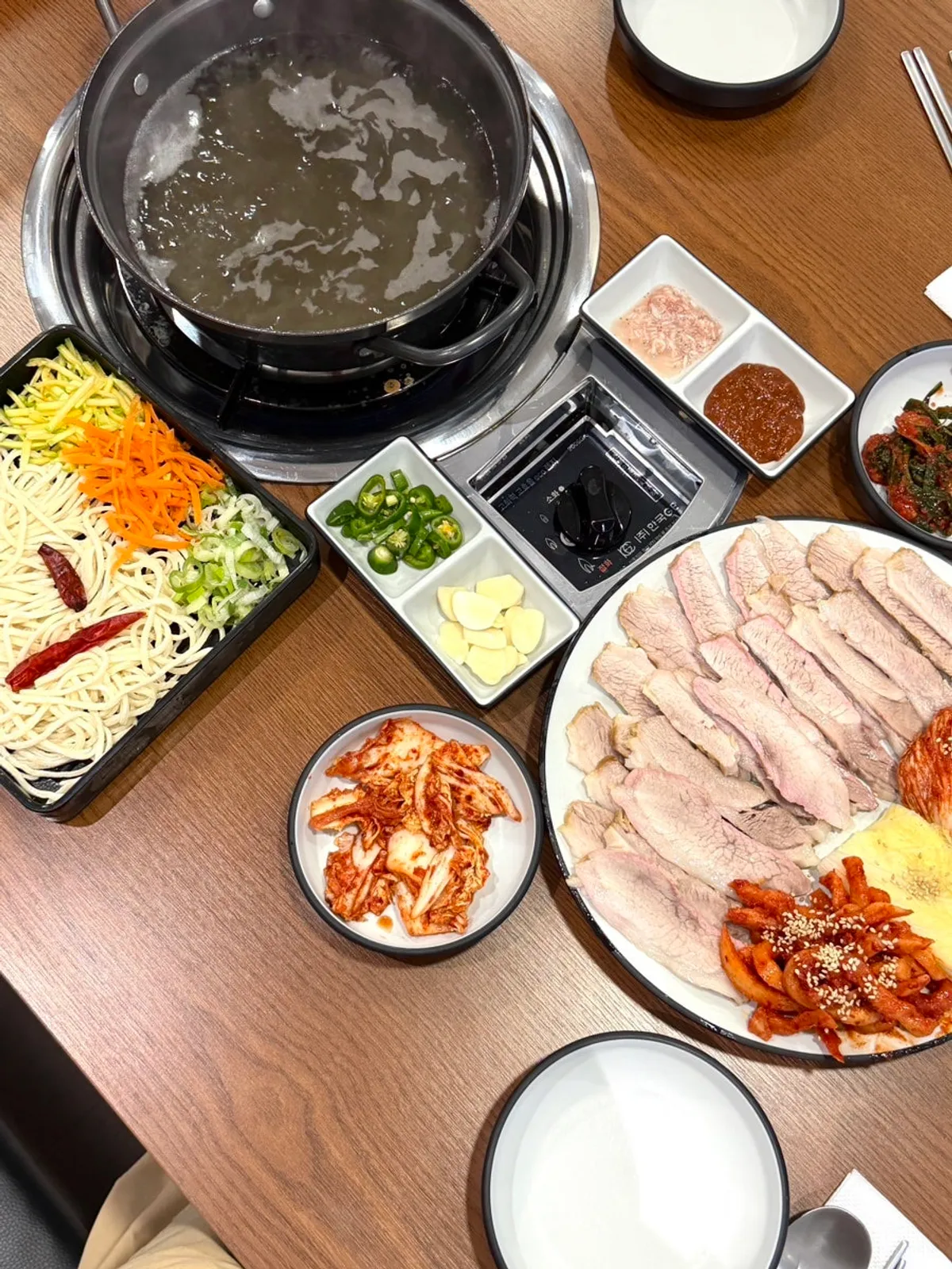 가브리살 보쌈 소와 칼국수가 함께 차려진 한 상