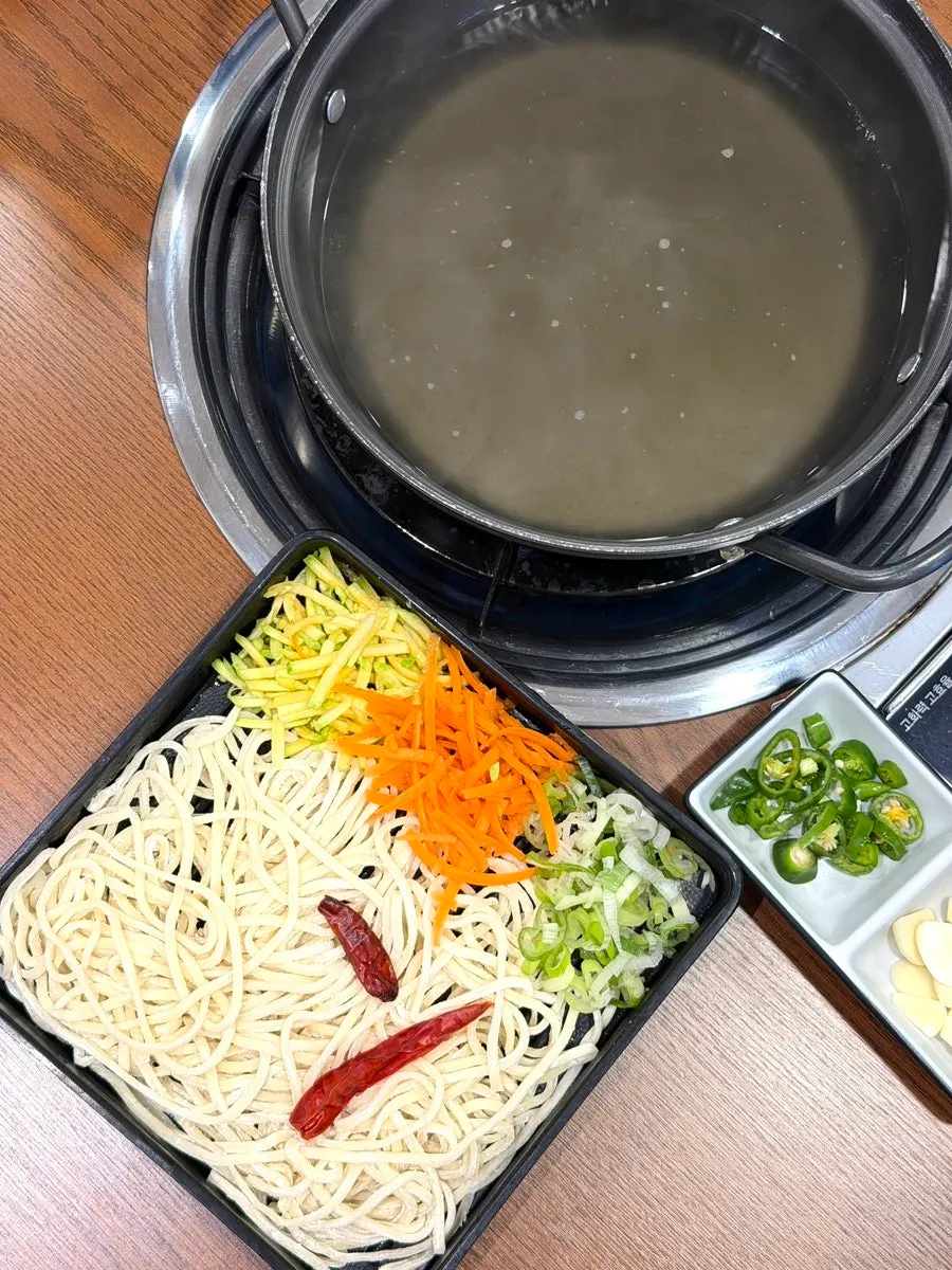 양배추쌈에 올린 가브리살 보쌈 한 점