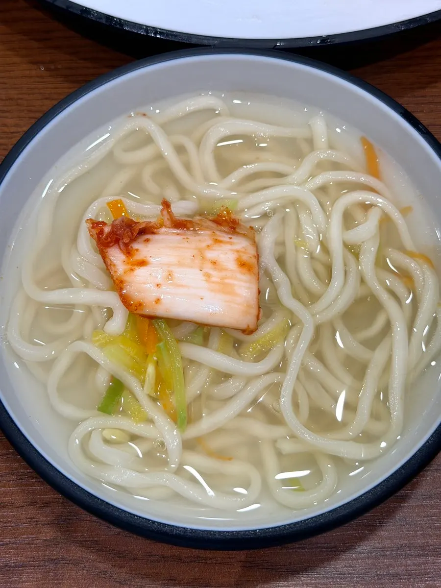 그릇에 덜어 담은 칼국수 면과 육수