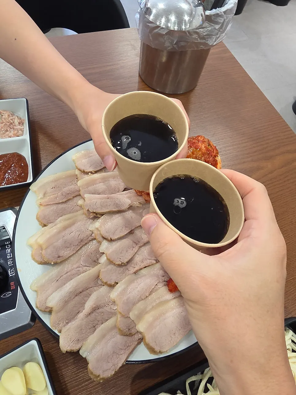 A glass of cola served alongside the bossam