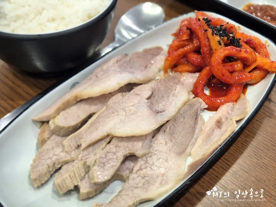 Bossam set for two with kalguksu on the table