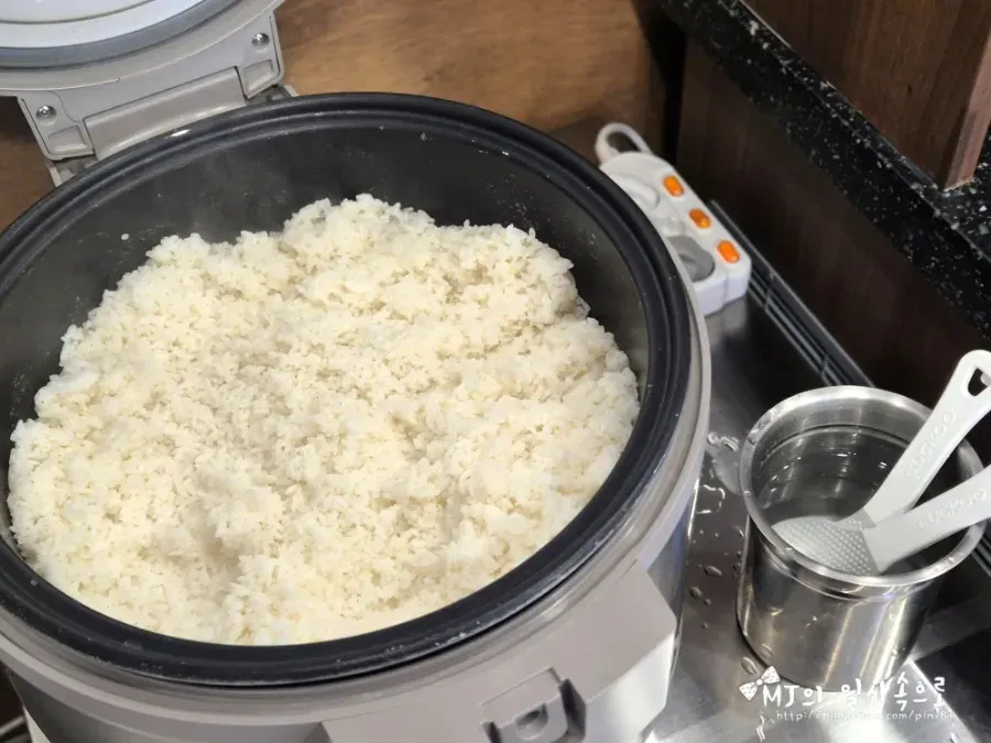 Gim flakes and rice for making porridge