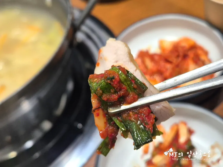 Pa-kimchi served alongside the bossam