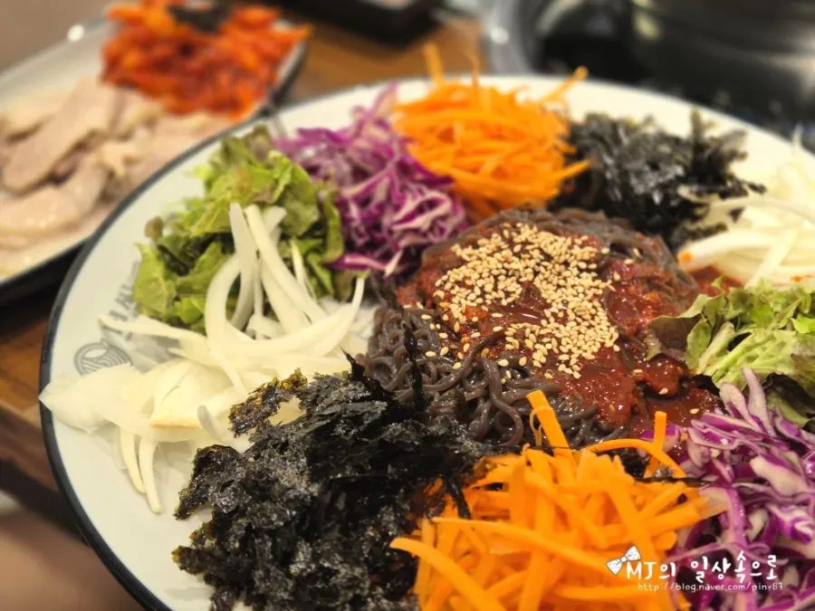 A bowl of sweet-and-tangy makguksu
