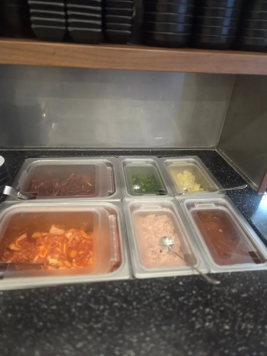 김치와 야채, 밥이 놓인 셀프 리필바