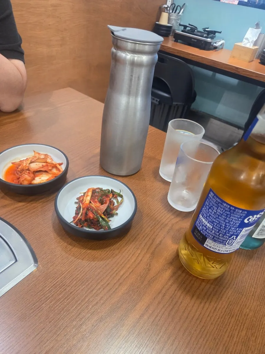 리필바에서 덜어온 김치와 야채 접시
