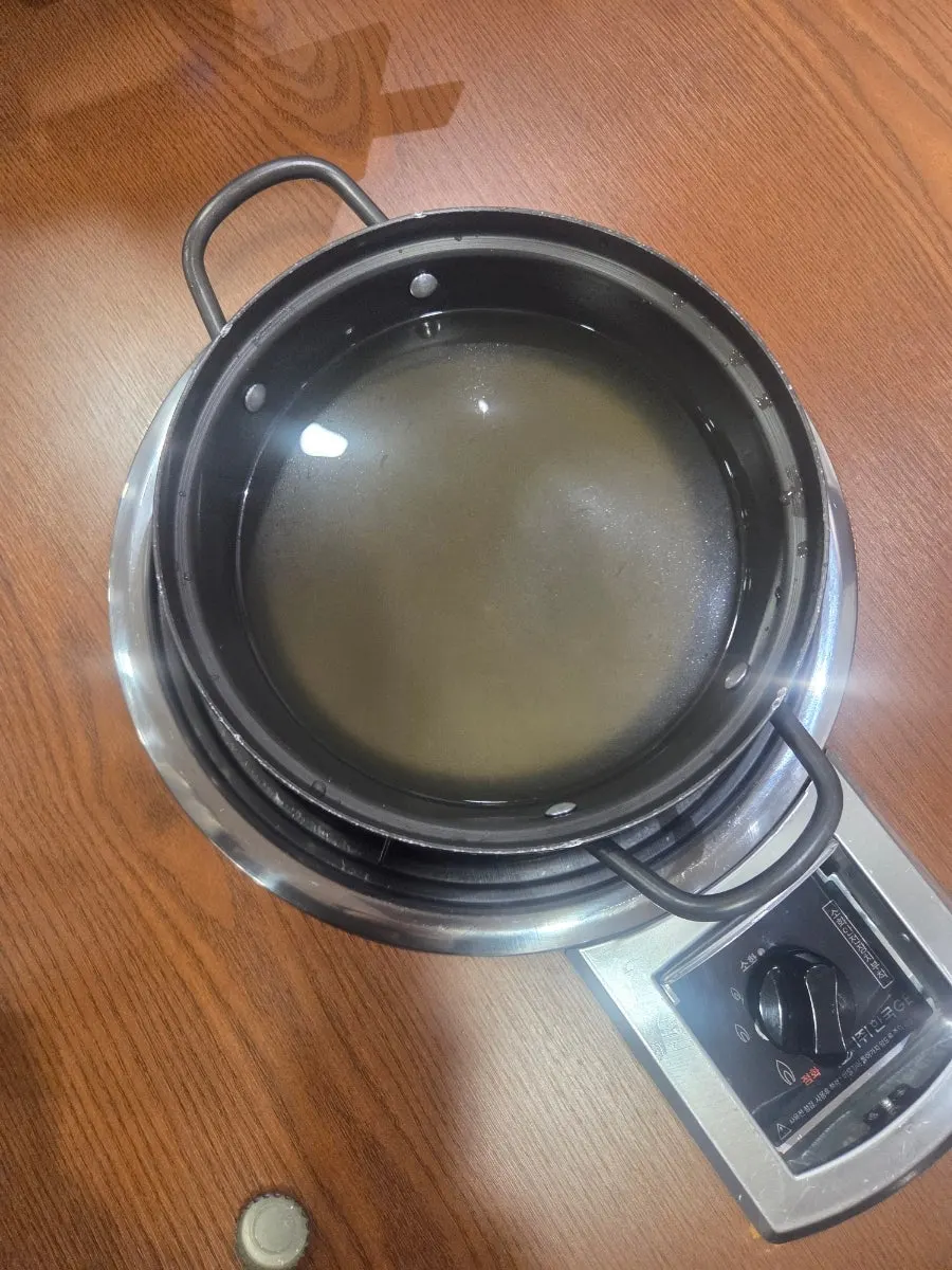 끓이기 전 냄비에 담긴 칼국수 면과 채소