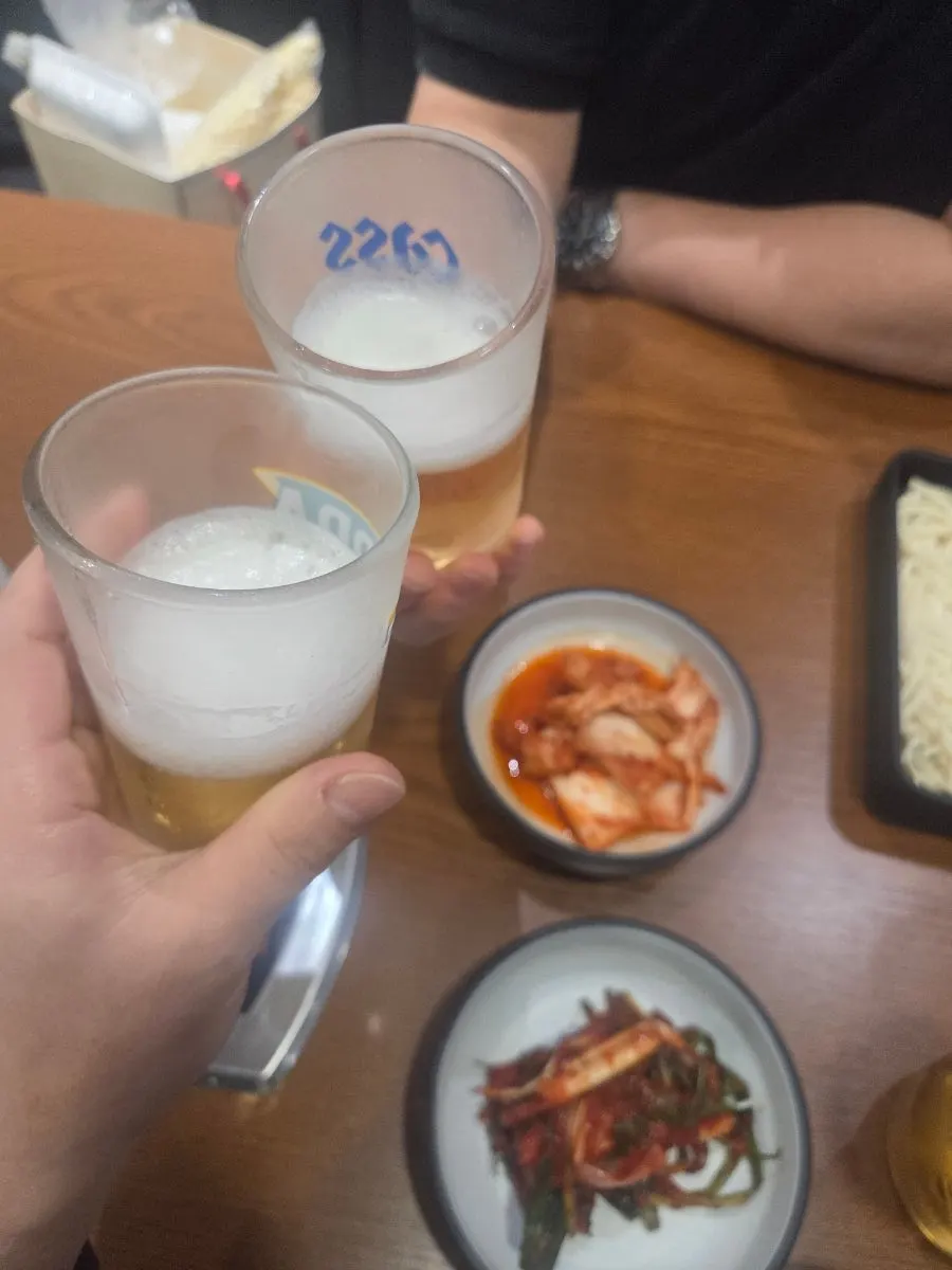 10분 이상 끓여 푹 익은 서비스 칼국수