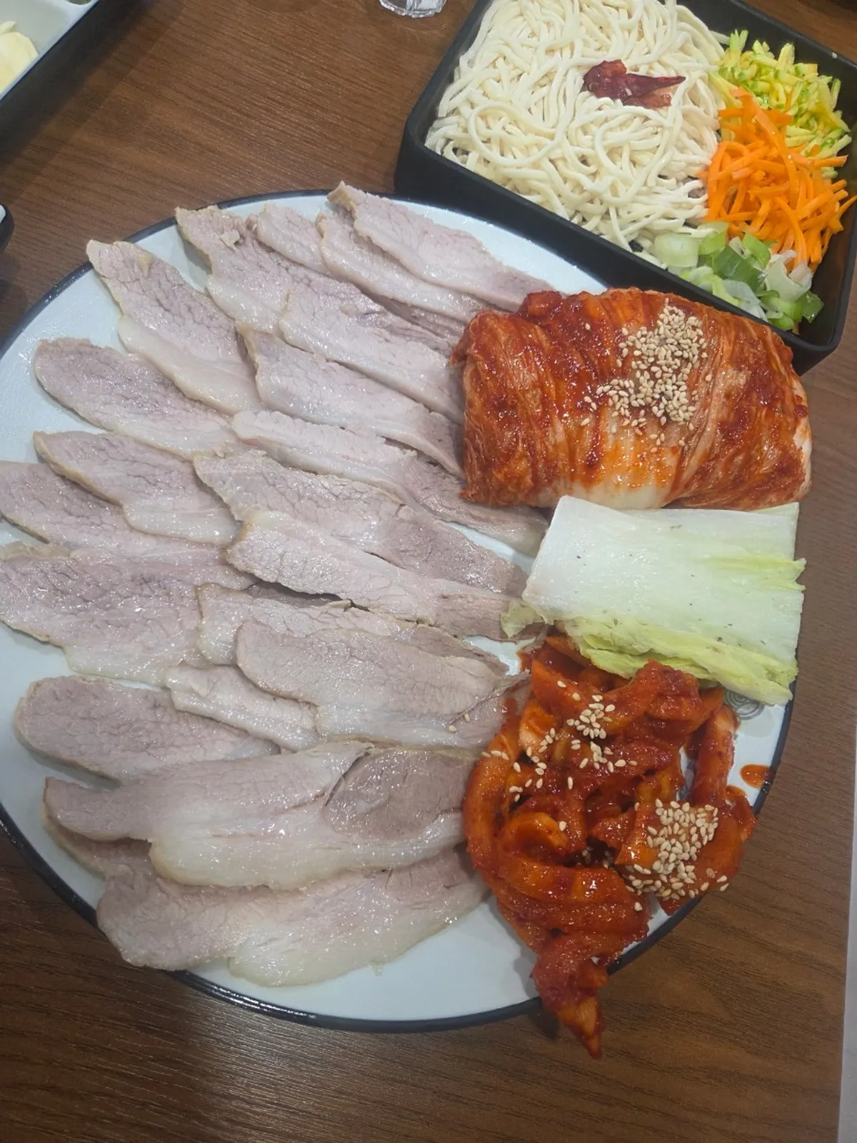 가브리살보쌈 한 접시와 쏘맥 한 잔
