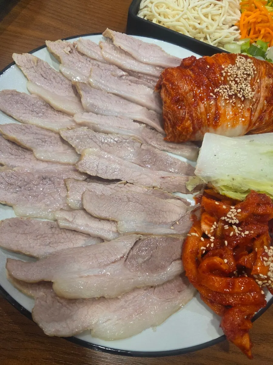 가지런히 썰려 나온 가브리살보쌈 소 사이즈