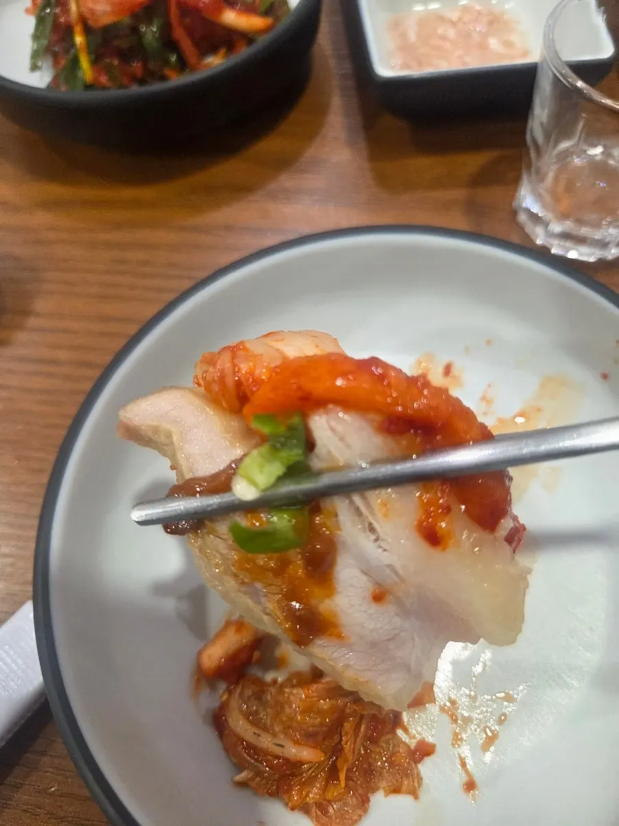 보쌈김치와 무김치를 올린 가브리살 쌈