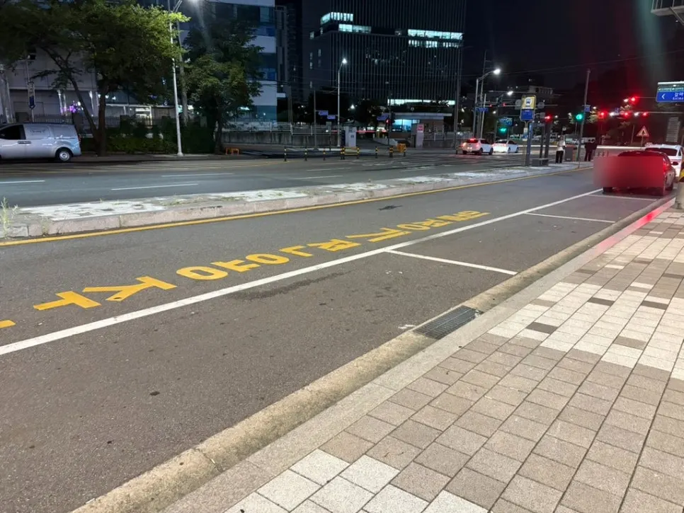가게 앞 넓은 도로와 길거리 주차 공간