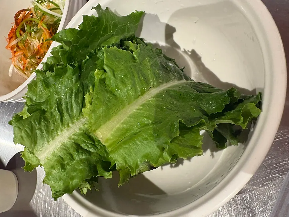 테이블에 차려진 기본 밑반찬