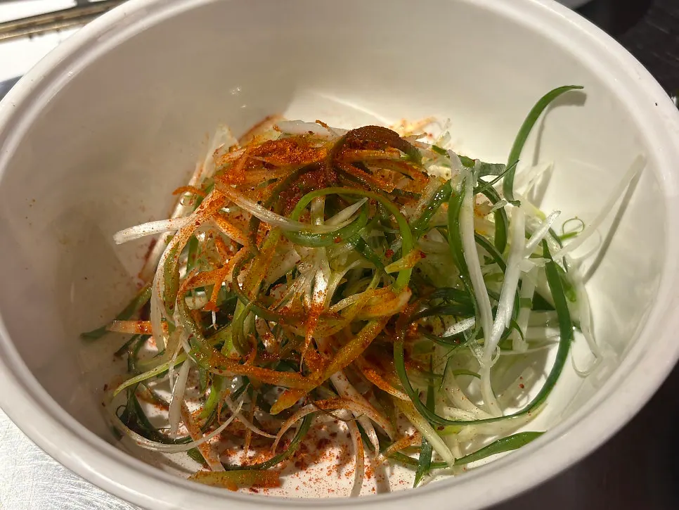 깔끔하게 담긴 고기 곁들임 반찬