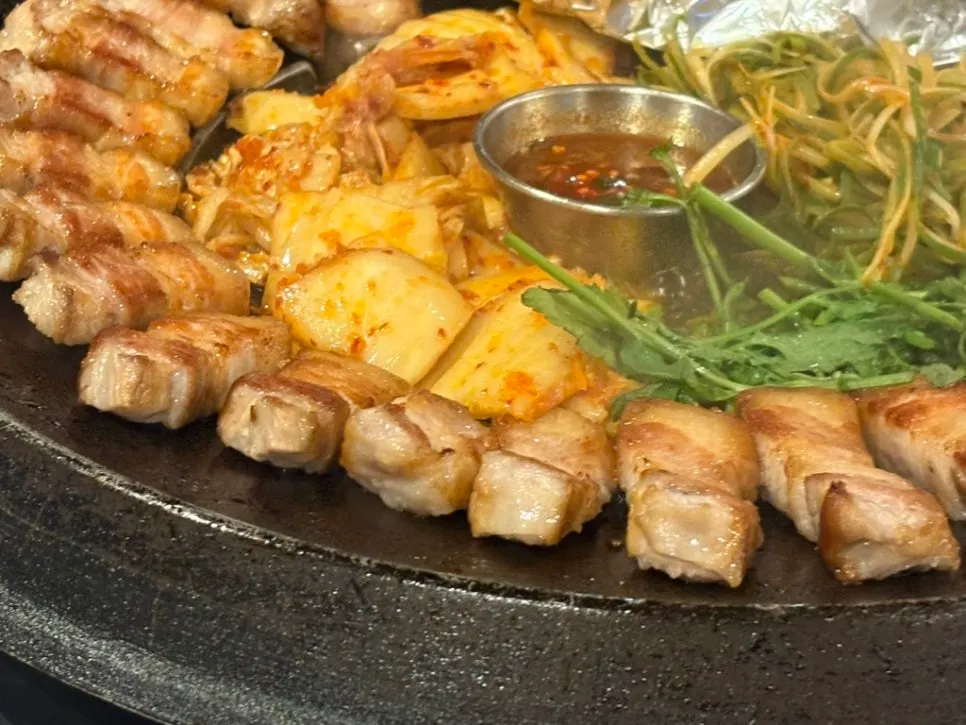 무쇠뚝 2인 세트가 담긴 무쇠판