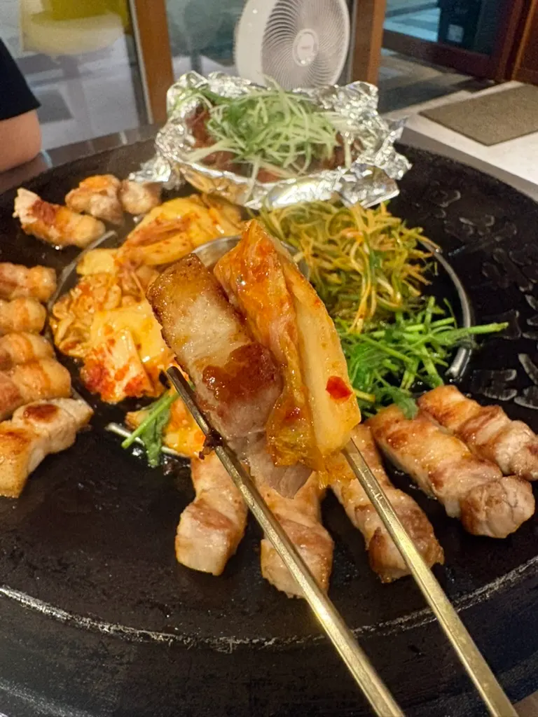 멜젓과 고기가 담긴 무쇠판 세트
