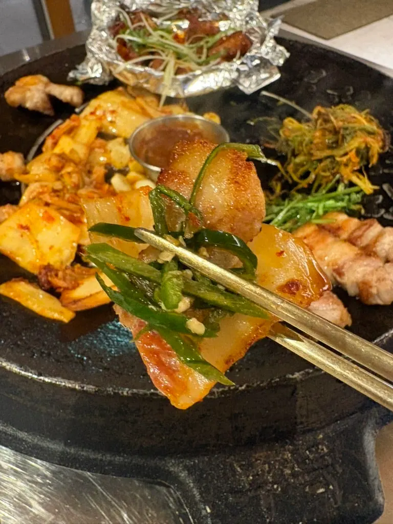 김치와 삼겹살을 곁들인 쌈
