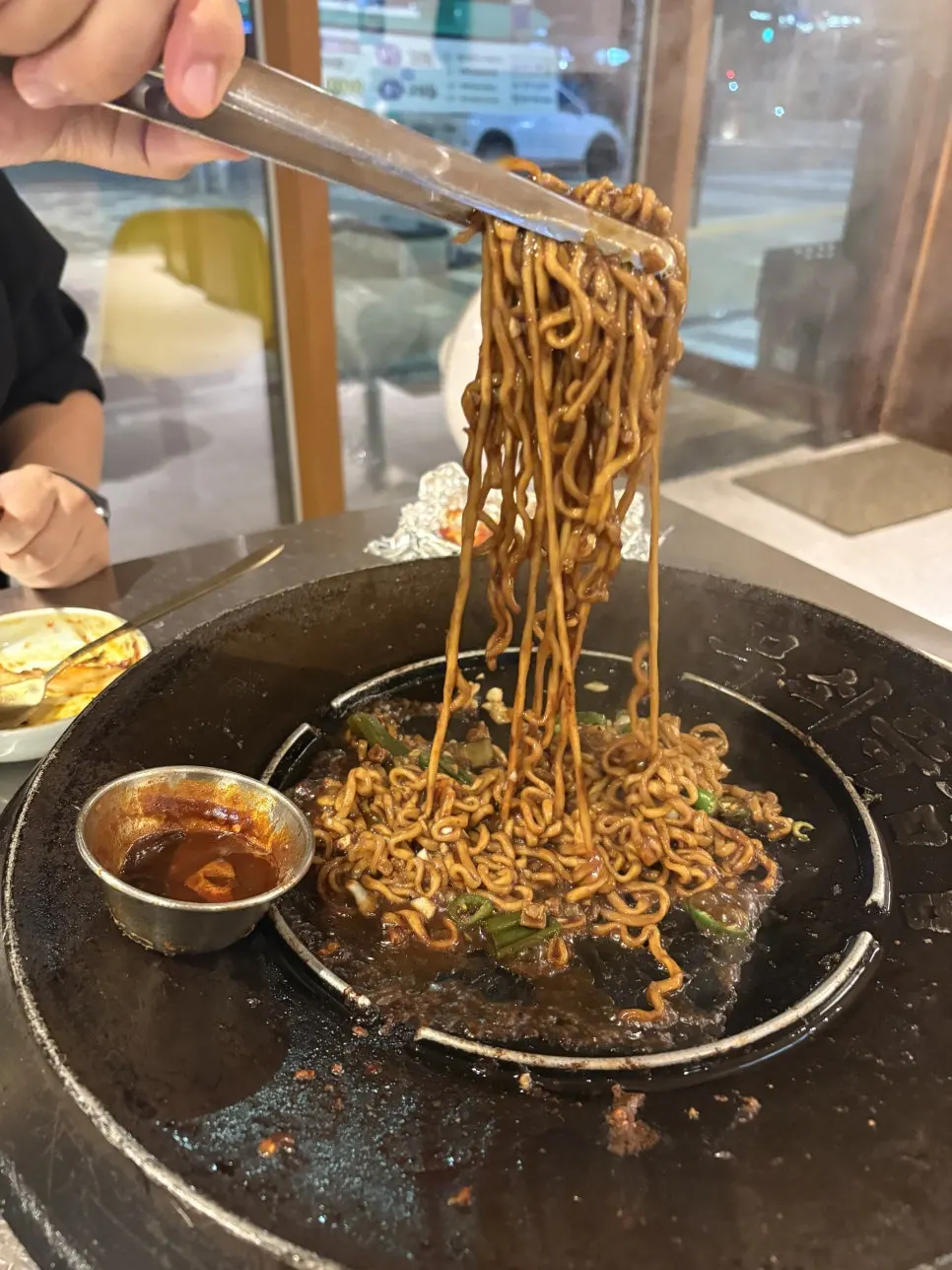 Garlic Bomb Jjapagetti on a Musoe Ttuk cast-iron plate