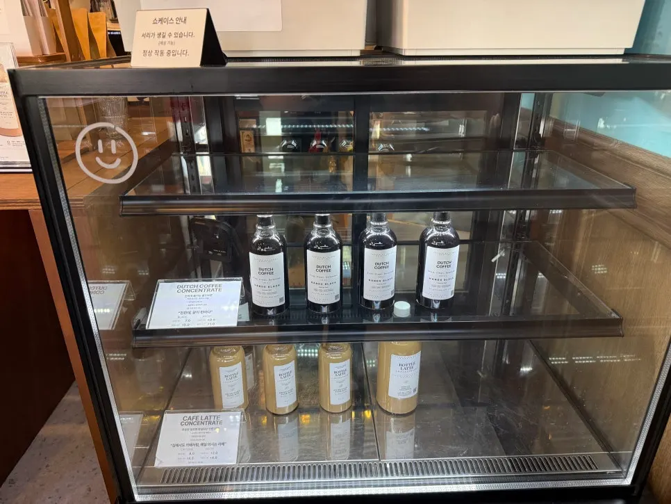 Choco Choco Einspänner and cold brew concentrate takeout at Sangdo café, Coffee by Hands Roastery