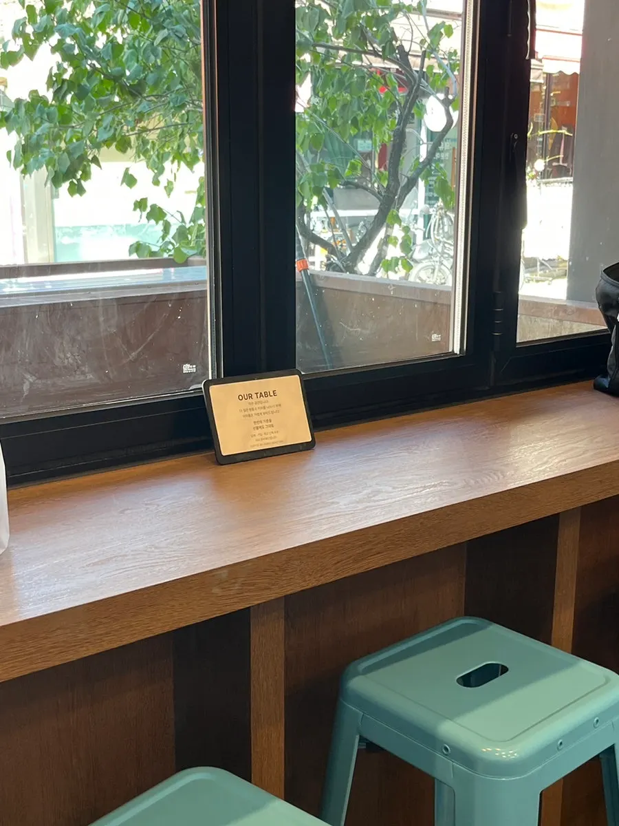 待つことができる店内の座席