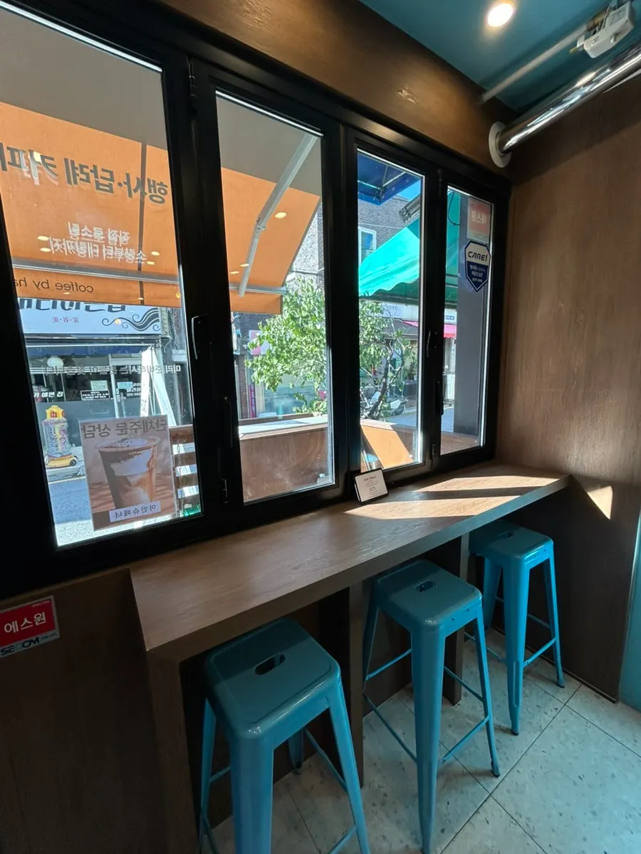Overview of the takeout-focused store interior
