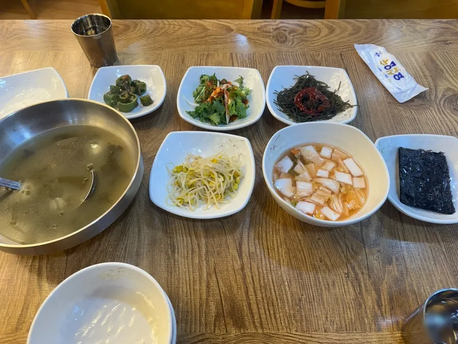 반찬이 깔린 기본 상차림 전체