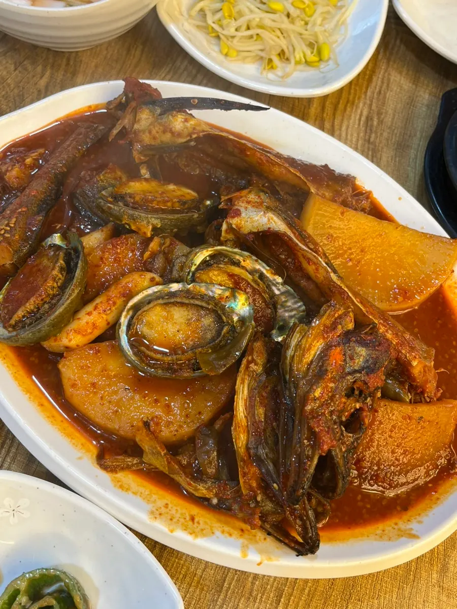 매콤한 양념이 올라간 전복코다리찜